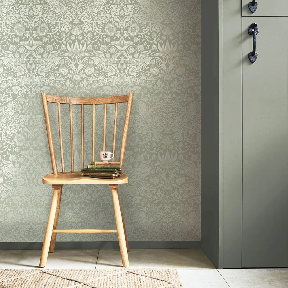 Graham & Brown William Morris At Home 124237 Tapet Strawberry Thief Fibrous Sage Grön/metallic